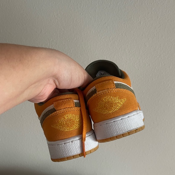 Jordan 1 Low SE Size 4 Youth - Picture 3 of 8